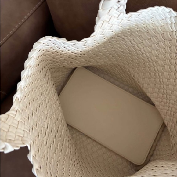 Cream colored basket weave purse - Picture 2 of 2